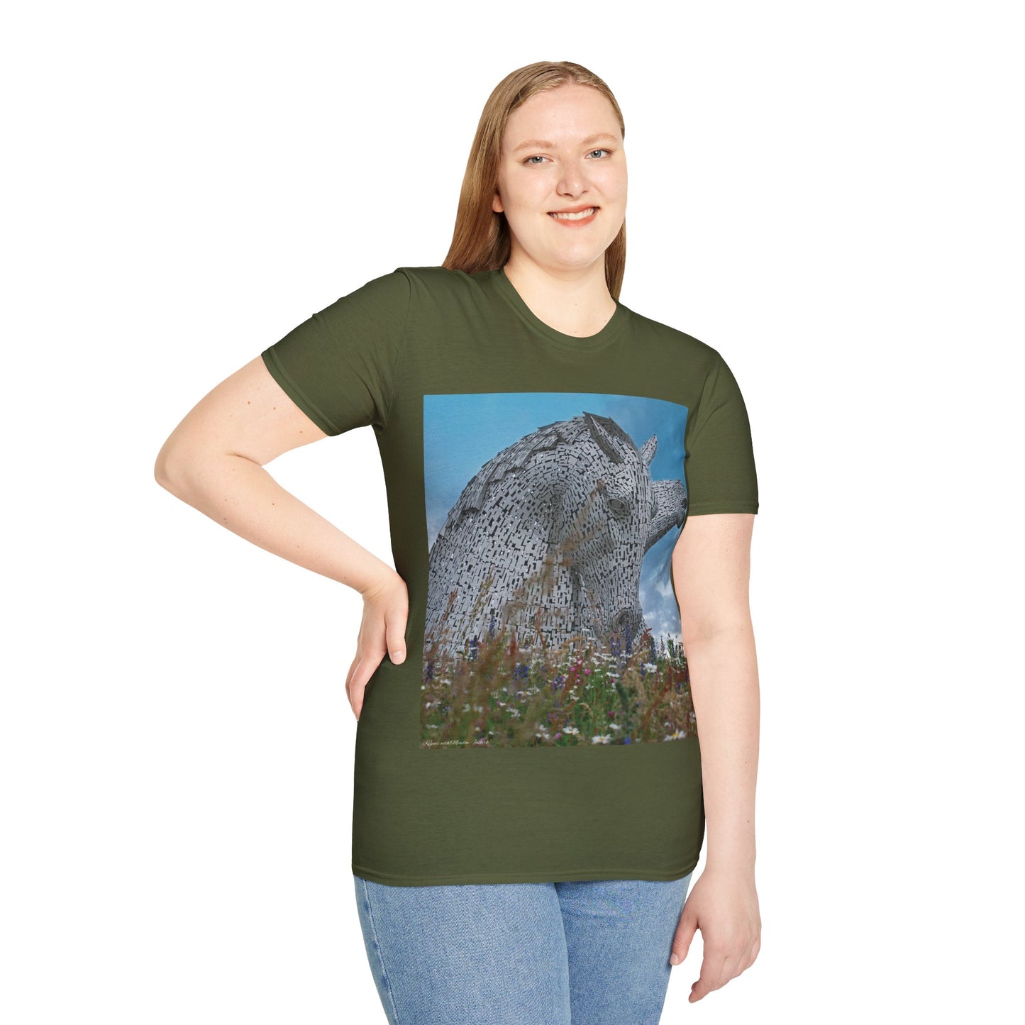 تي شيرت Kelpies with Meadow Photo Softstyle، تي شيرت للجنسين، معالم اسكتلندية، ألوان مختلفة