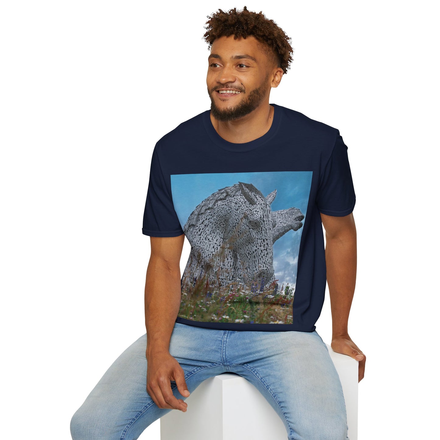 تي شيرت Kelpies with Meadow Photo Softstyle، تي شيرت للجنسين، معالم اسكتلندية، ألوان مختلفة