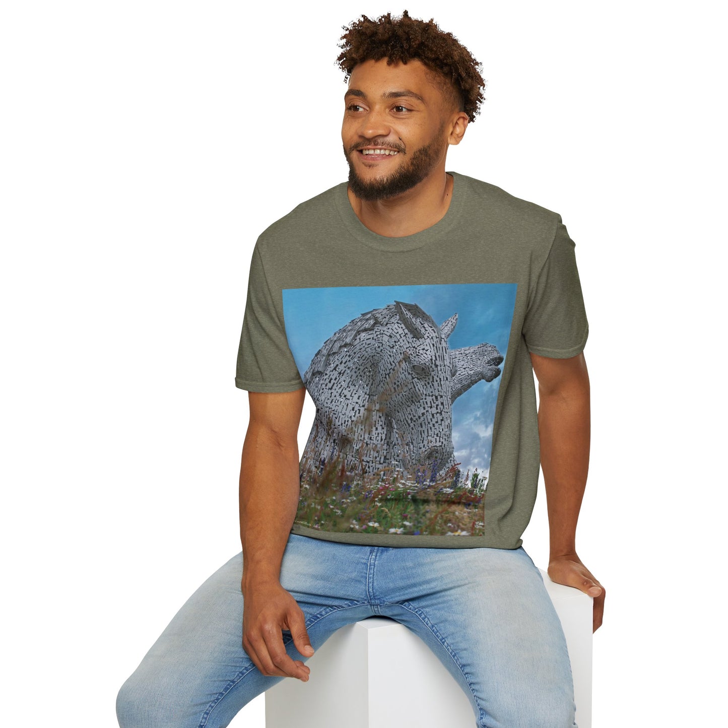 تي شيرت Kelpies with Meadow Photo Softstyle، تي شيرت للجنسين، معالم اسكتلندية، ألوان مختلفة