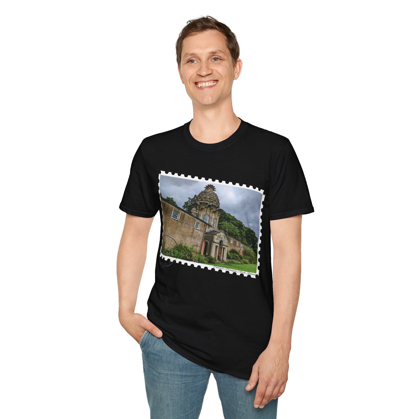 تي شيرت Postcard Dunmore Pineapple Photo Softstyle، تي شيرت للجنسين، قميص اسكتلندا، ألوان مختلفة