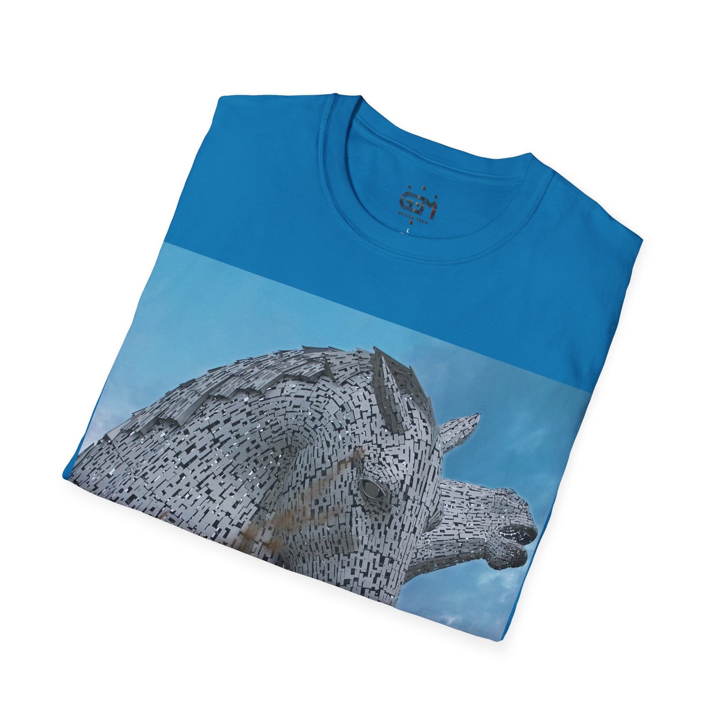 تي شيرت Kelpies with Meadow Photo Softstyle، تي شيرت للجنسين، معالم اسكتلندية، ألوان مختلفة