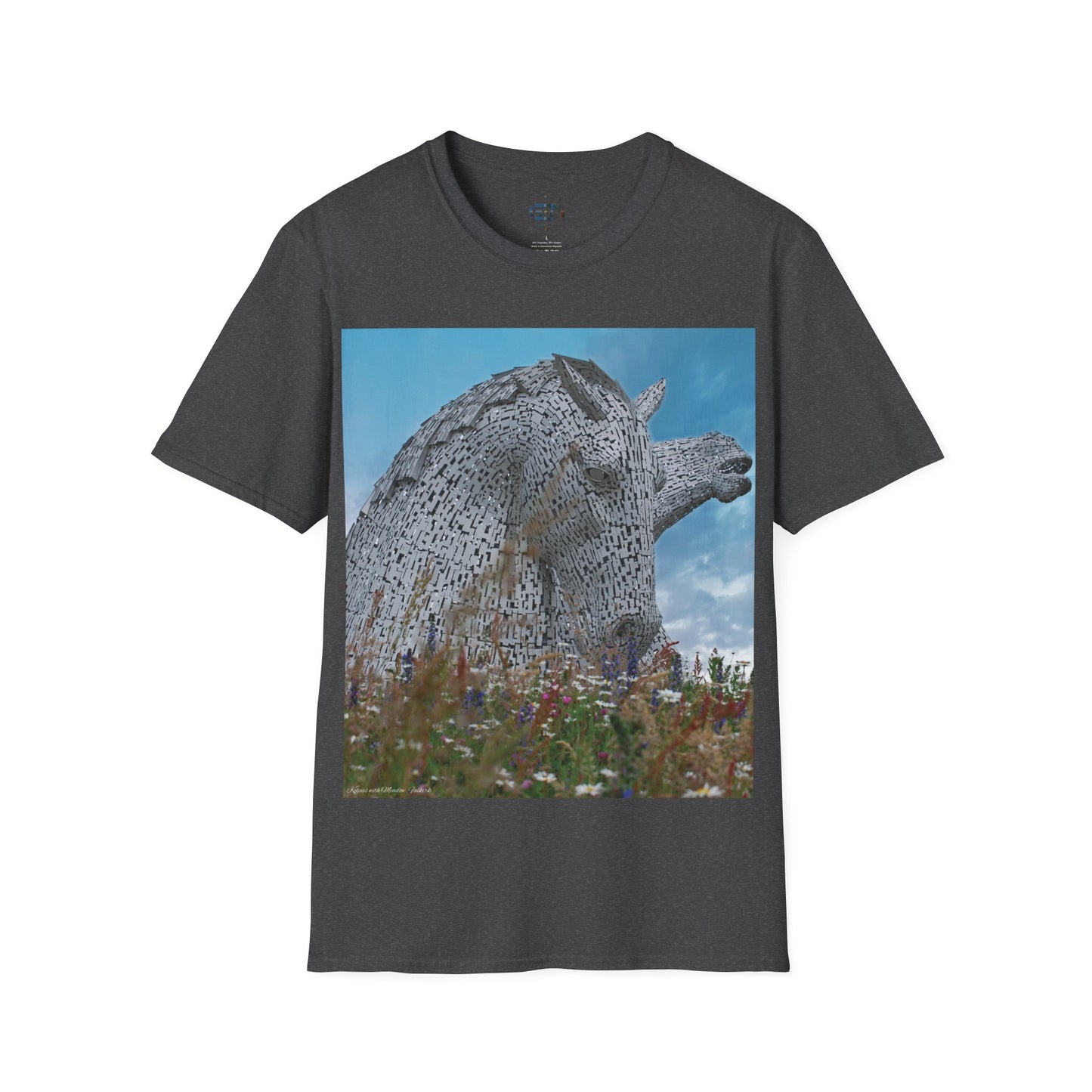 تي شيرت Kelpies with Meadow Photo Softstyle، تي شيرت للجنسين، معالم اسكتلندية، ألوان مختلفة
