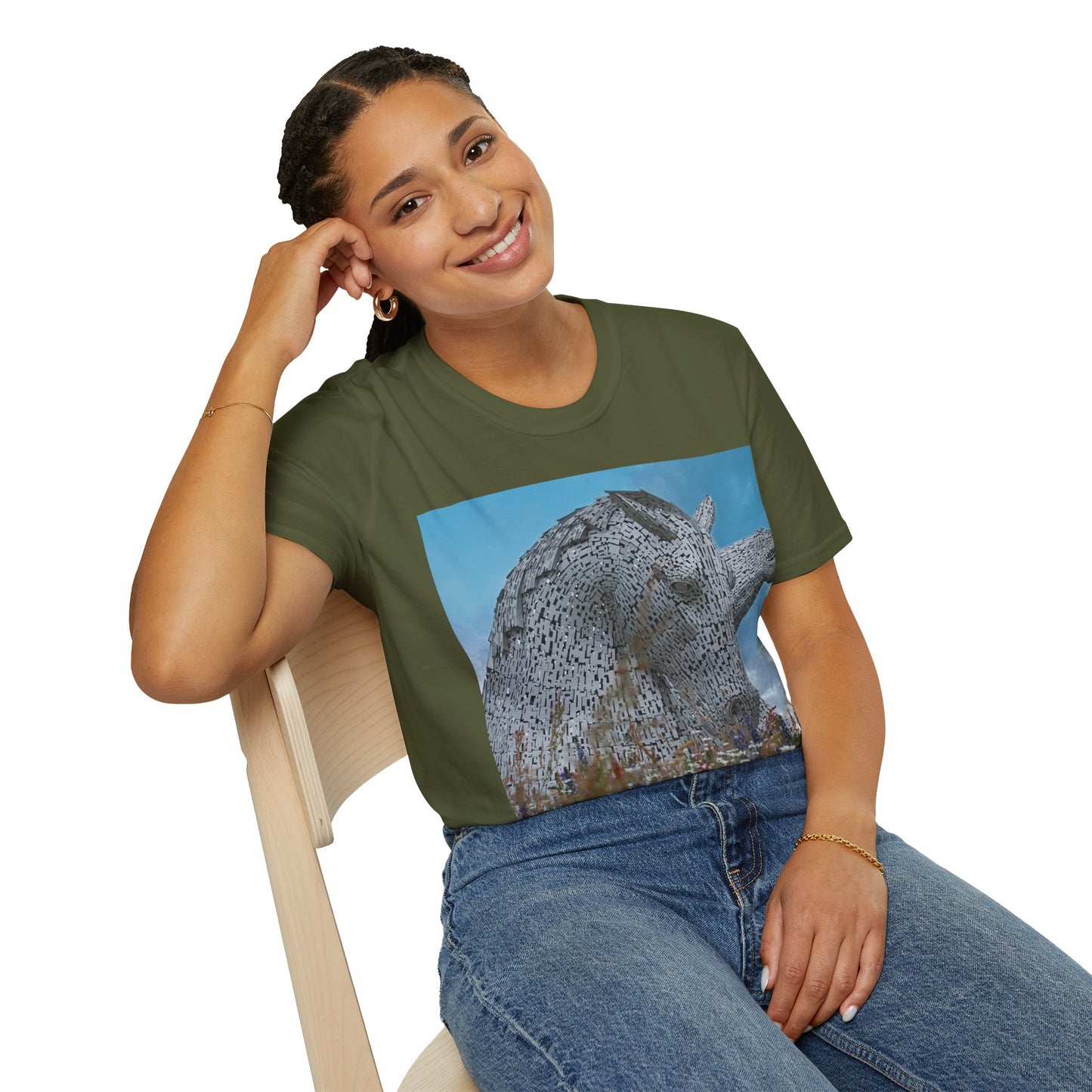 تي شيرت Kelpies with Meadow Photo Softstyle، تي شيرت للجنسين، معالم اسكتلندية، ألوان مختلفة