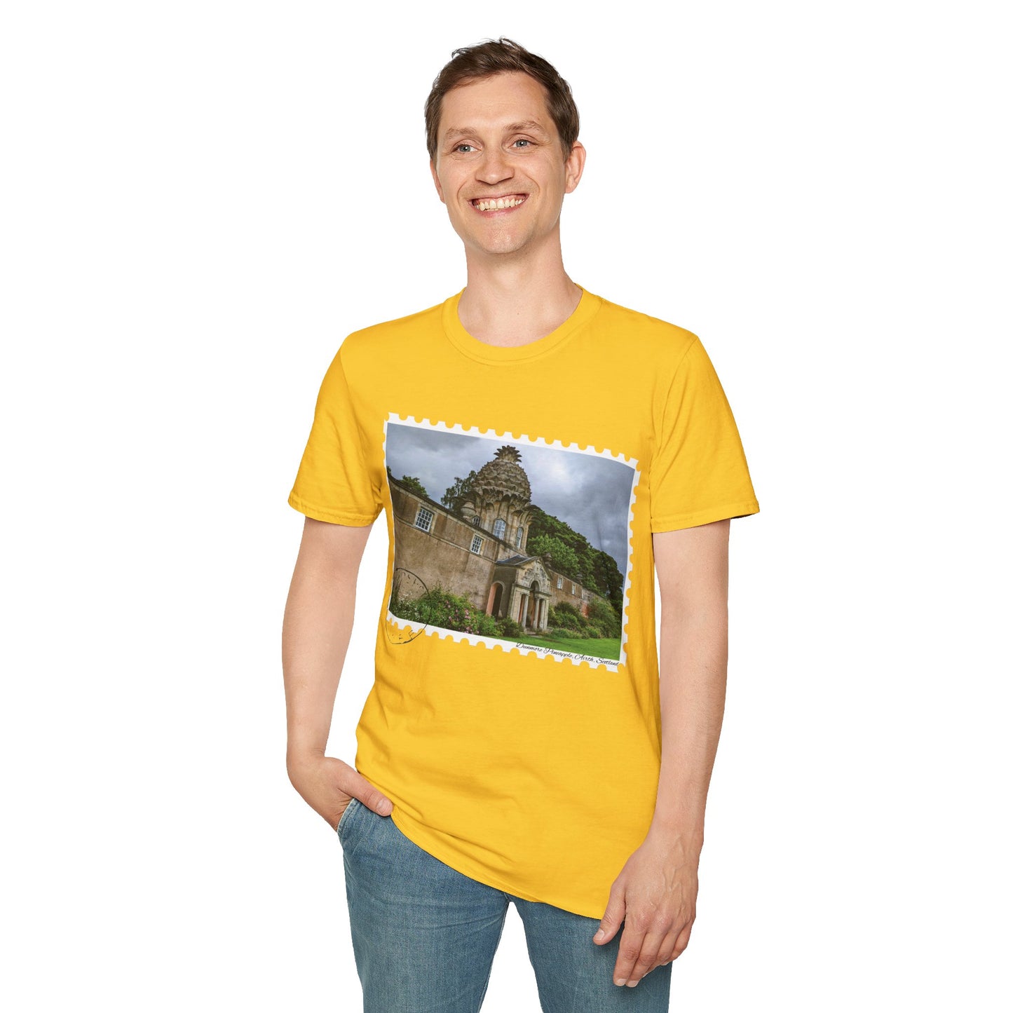 تي شيرت Postcard Dunmore Pineapple Photo Softstyle، تي شيرت للجنسين، قميص اسكتلندا، ألوان مختلفة