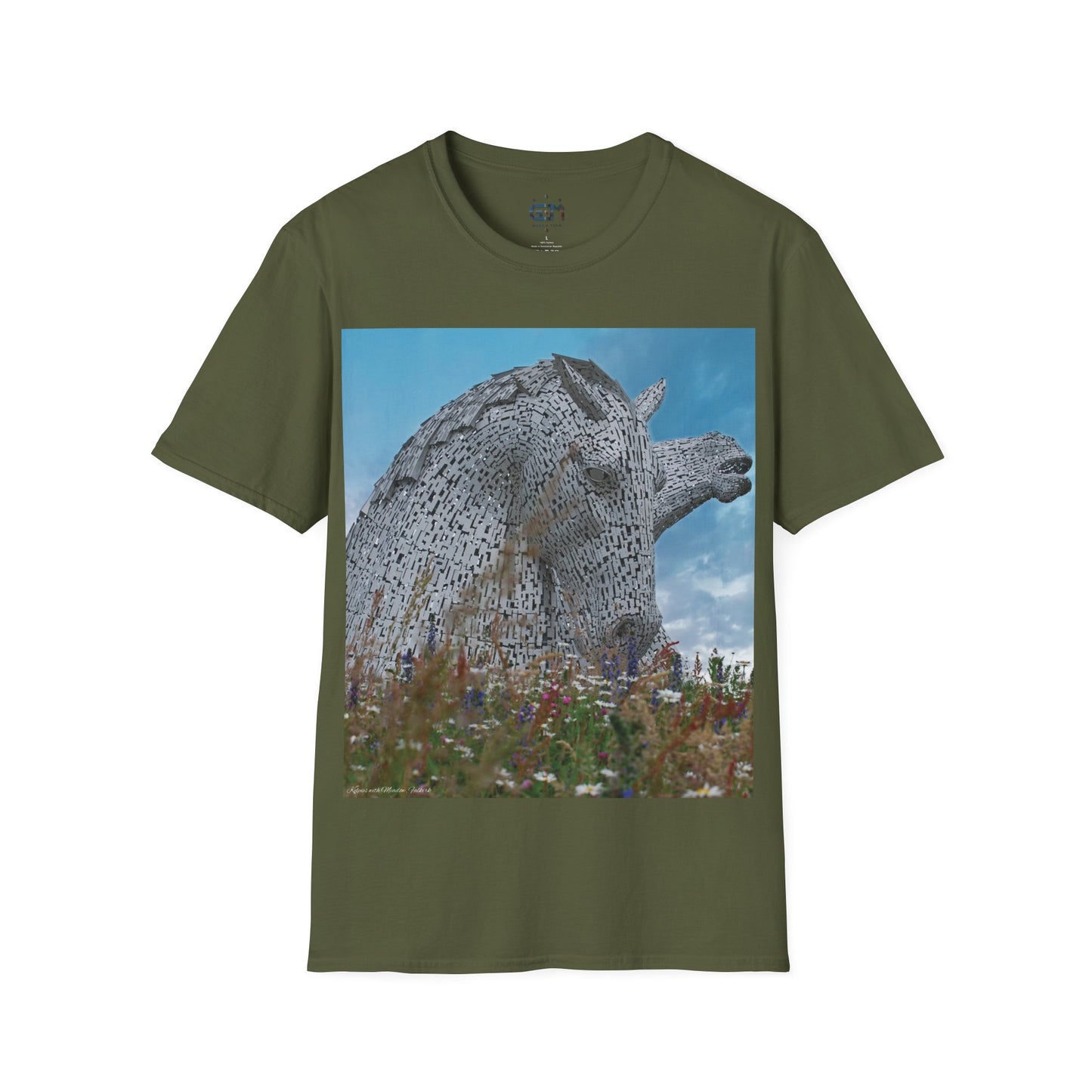 تي شيرت Kelpies with Meadow Photo Softstyle، تي شيرت للجنسين، معالم اسكتلندية، ألوان مختلفة