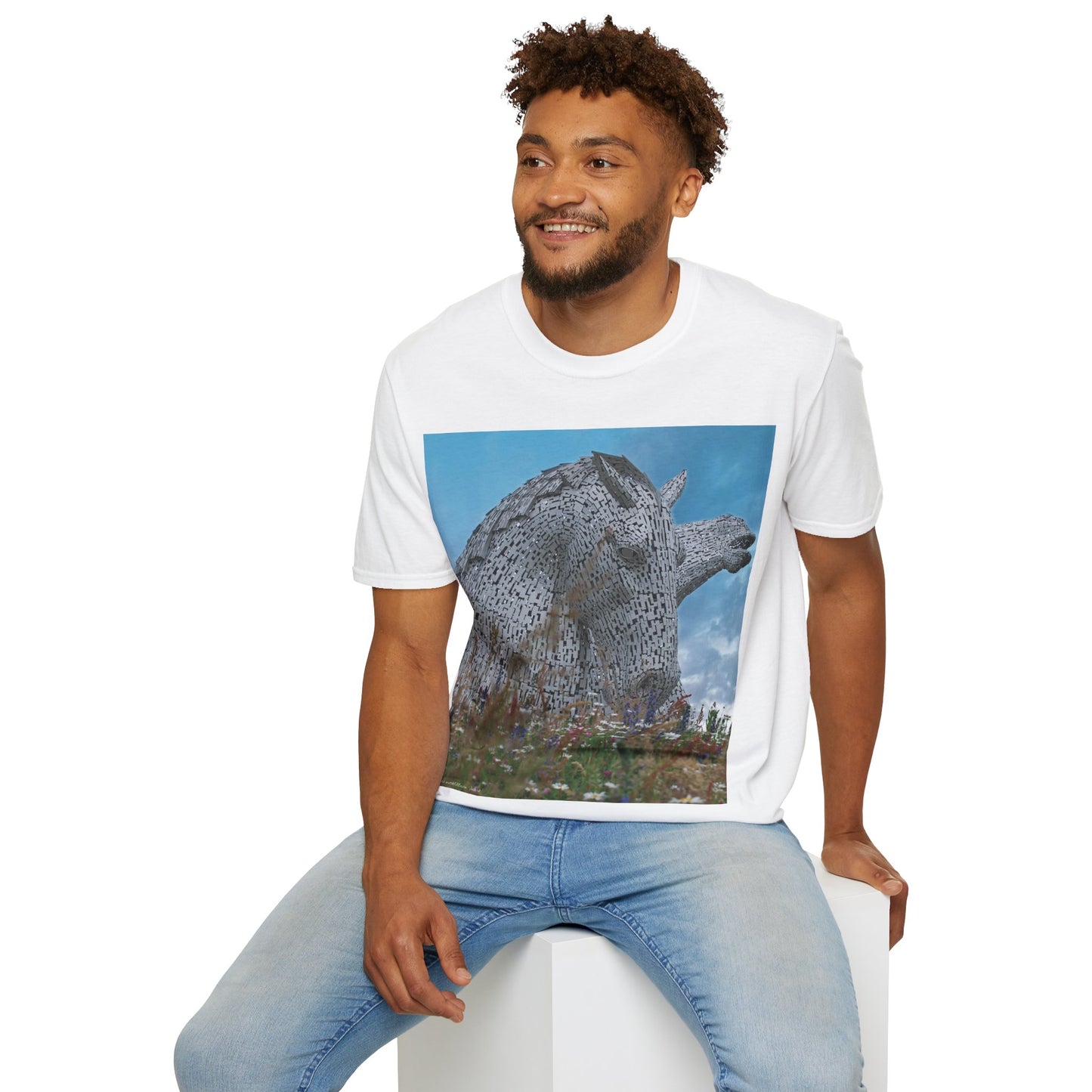 تي شيرت Kelpies with Meadow Photo Softstyle، تي شيرت للجنسين، معالم اسكتلندية، ألوان مختلفة