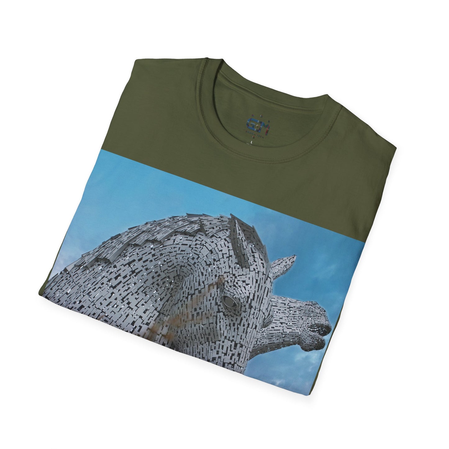 تي شيرت Kelpies with Meadow Photo Softstyle، تي شيرت للجنسين، معالم اسكتلندية، ألوان مختلفة