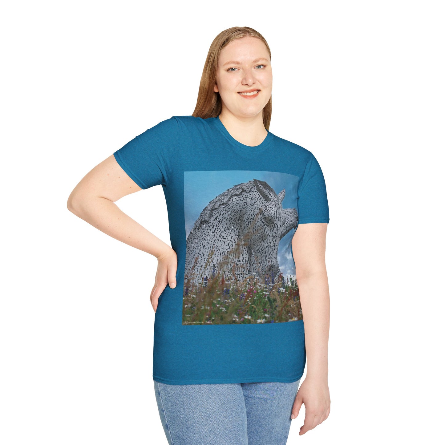 تي شيرت Kelpies with Meadow Photo Softstyle، تي شيرت للجنسين، معالم اسكتلندية، ألوان مختلفة