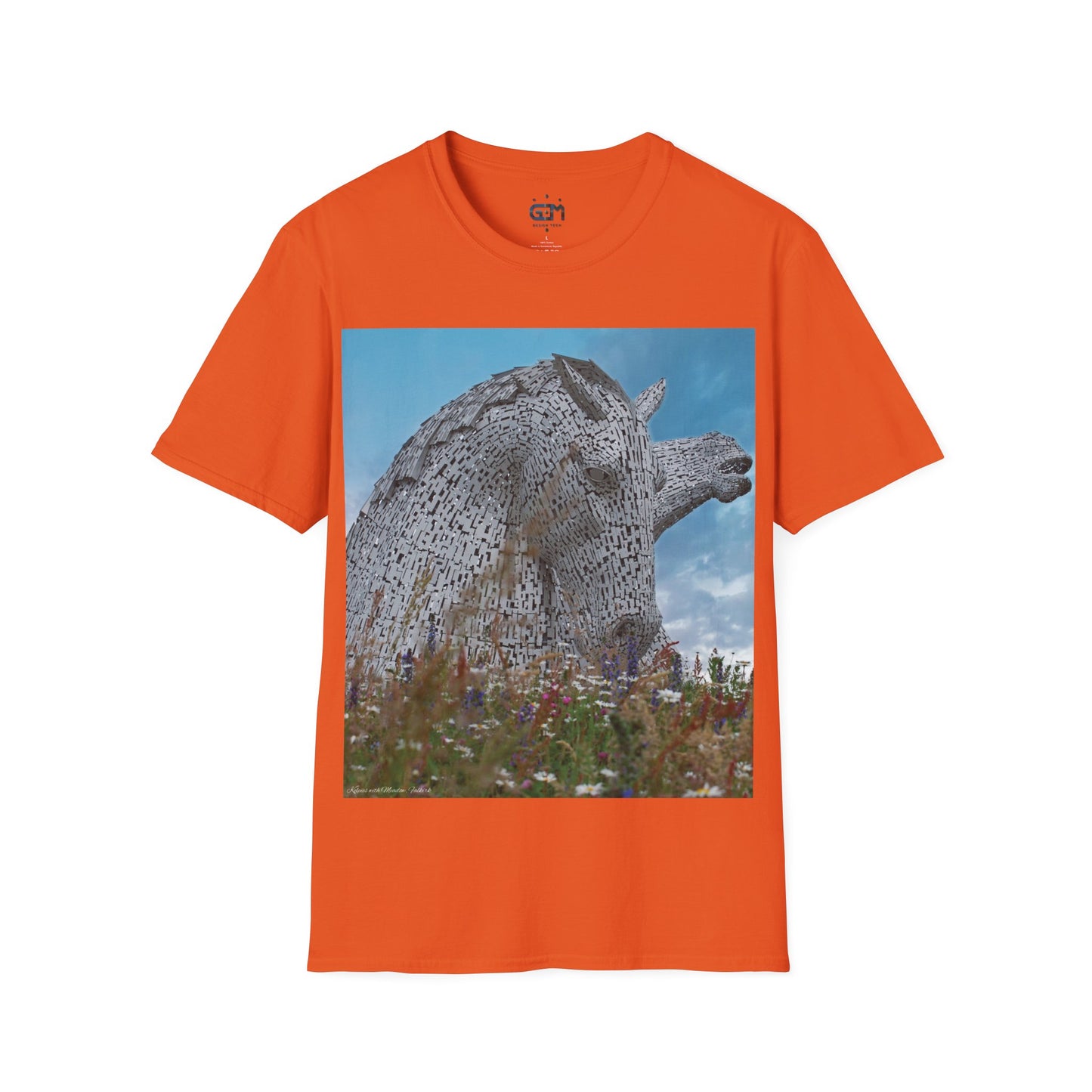 تي شيرت Kelpies with Meadow Photo Softstyle، تي شيرت للجنسين، معالم اسكتلندية، ألوان مختلفة