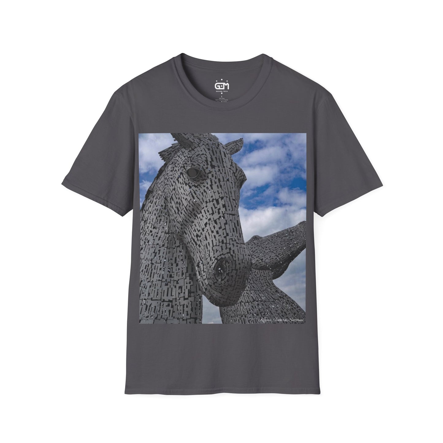 تي شيرت Kelpies Photo Softstyle، تي شيرت للجنسين، قميص اسكتلندا، معلم اسكتلندي، طبيعة، مشهد، ألوان مختلفة