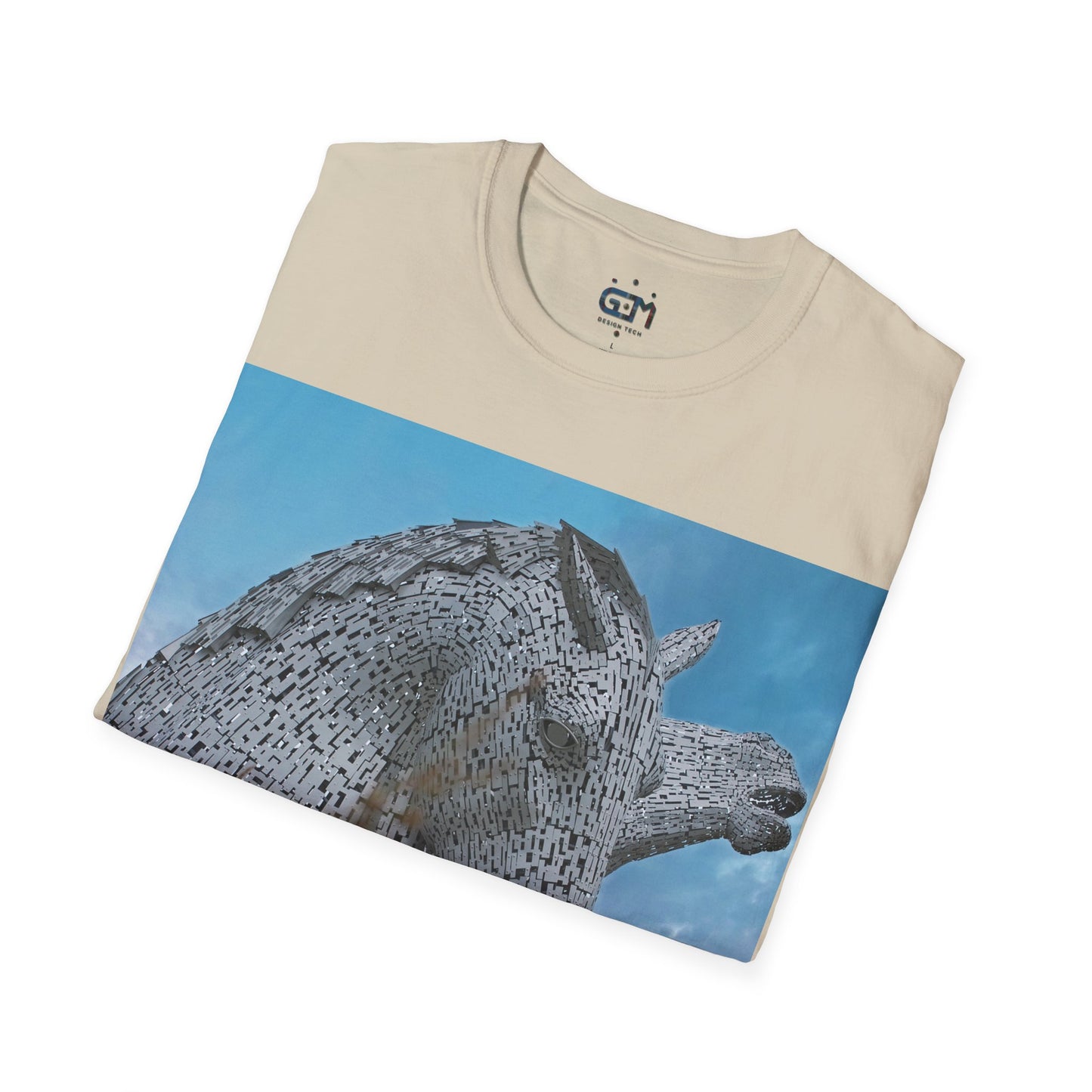 تي شيرت Kelpies with Meadow Photo Softstyle، تي شيرت للجنسين، معالم اسكتلندية، ألوان مختلفة