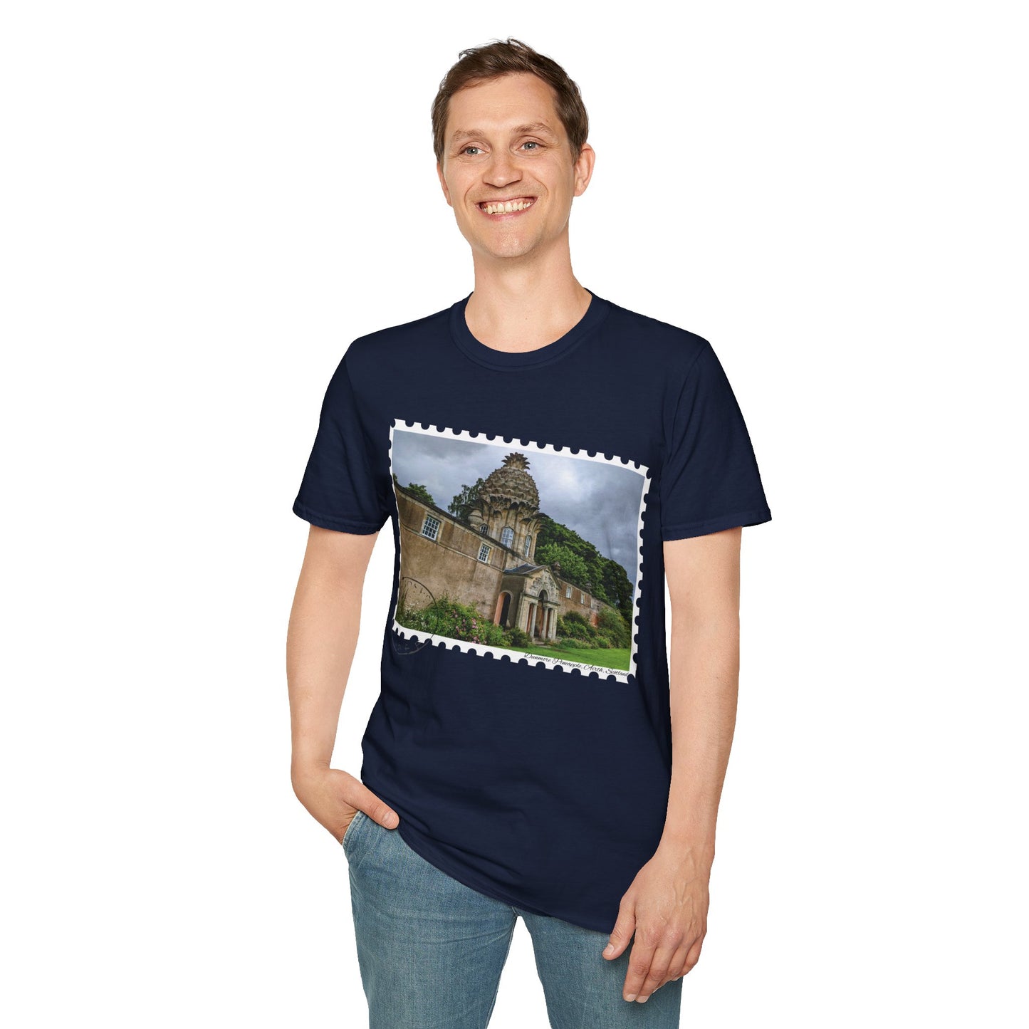تي شيرت Postcard Dunmore Pineapple Photo Softstyle، تي شيرت للجنسين، قميص اسكتلندا، ألوان مختلفة