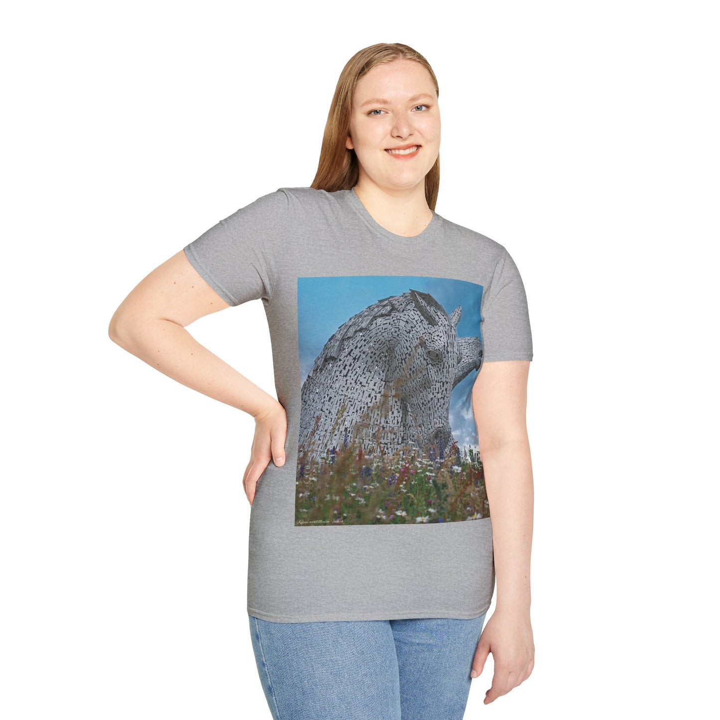 تي شيرت Kelpies with Meadow Photo Softstyle، تي شيرت للجنسين، معالم اسكتلندية، ألوان مختلفة