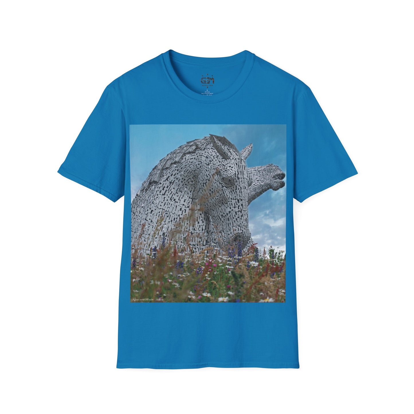 تي شيرت Kelpies with Meadow Photo Softstyle، تي شيرت للجنسين، معالم اسكتلندية، ألوان مختلفة