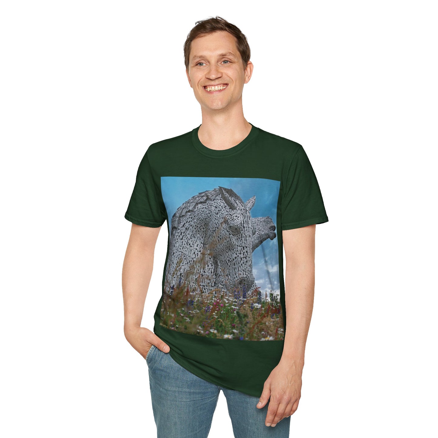 تي شيرت Kelpies with Meadow Photo Softstyle، تي شيرت للجنسين، معالم اسكتلندية، ألوان مختلفة