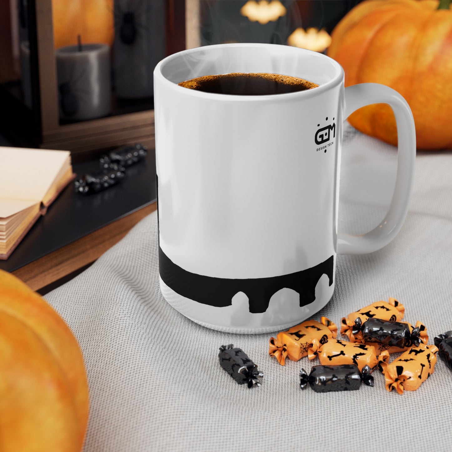 كوب فني يحمل صورة ظلية قلعة إيلين دونان، باللون الأبيض