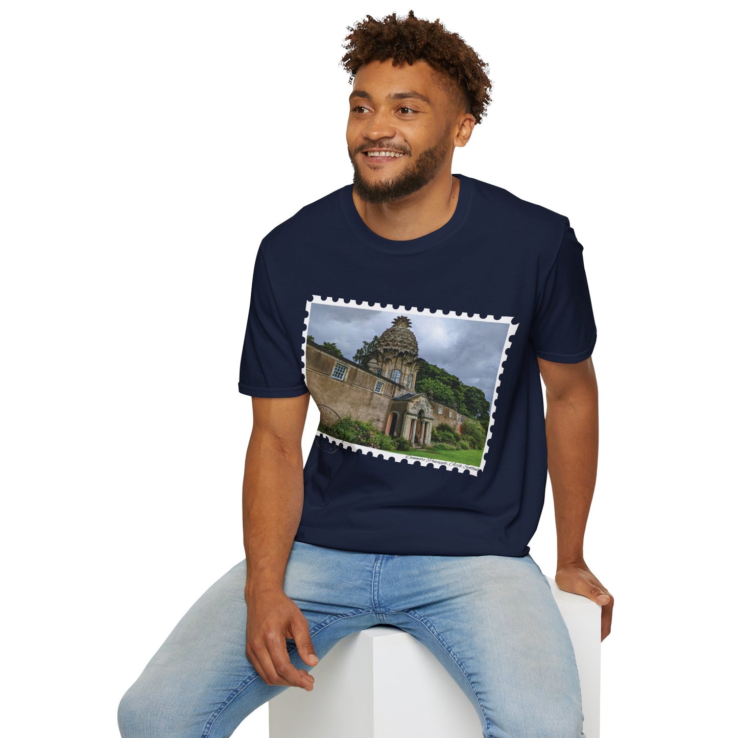 تي شيرت Postcard Dunmore Pineapple Photo Softstyle، تي شيرت للجنسين، قميص اسكتلندا، ألوان مختلفة
