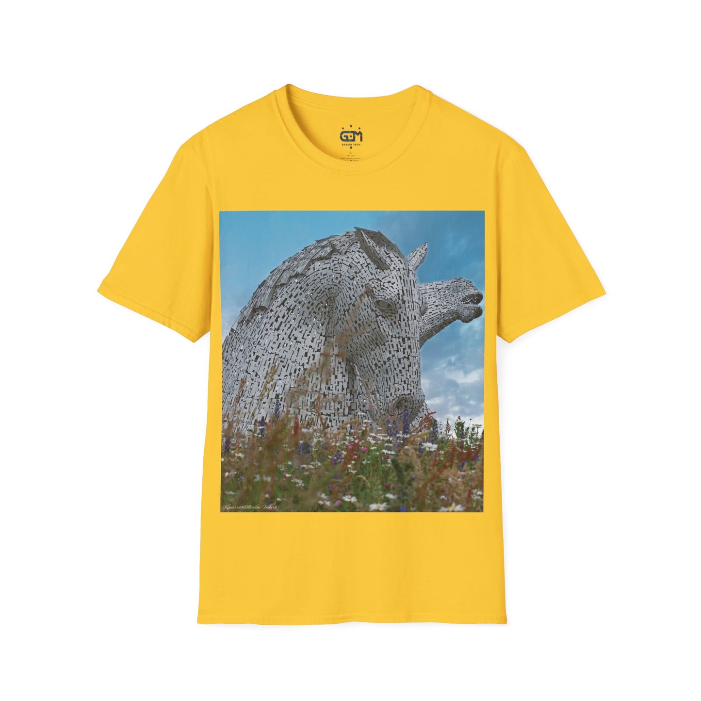 تي شيرت Kelpies with Meadow Photo Softstyle، تي شيرت للجنسين، معالم اسكتلندية، ألوان مختلفة