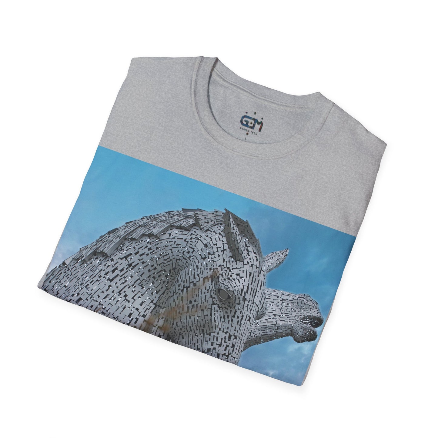 تي شيرت Kelpies with Meadow Photo Softstyle، تي شيرت للجنسين، معالم اسكتلندية، ألوان مختلفة