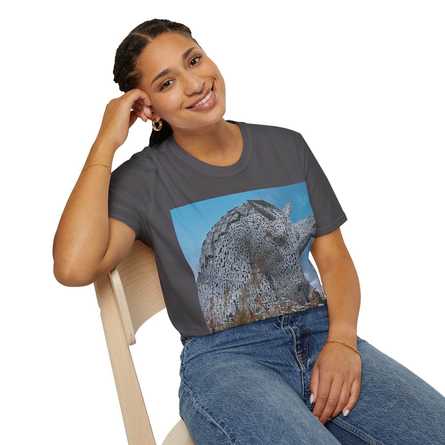 تي شيرت Kelpies with Meadow Photo Softstyle، تي شيرت للجنسين، معالم اسكتلندية، ألوان مختلفة