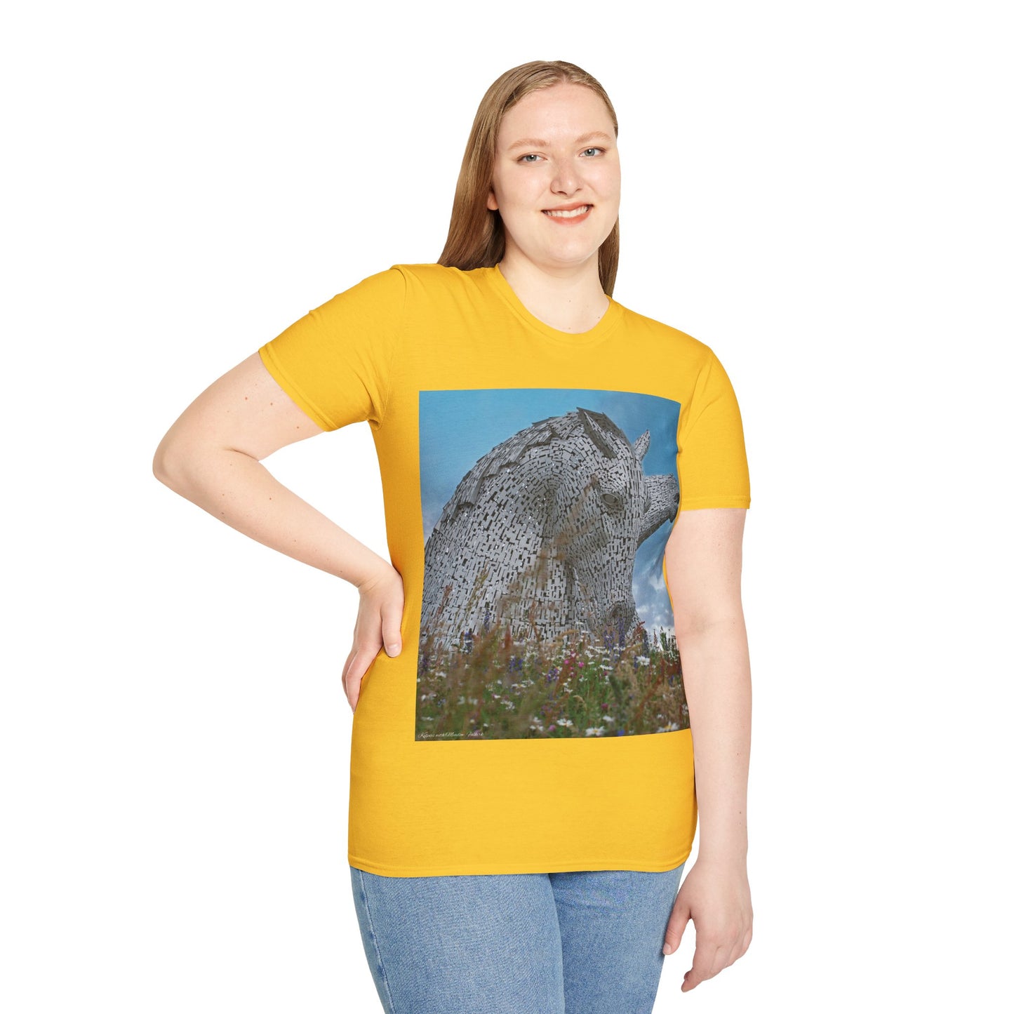 تي شيرت Kelpies with Meadow Photo Softstyle، تي شيرت للجنسين، معالم اسكتلندية، ألوان مختلفة