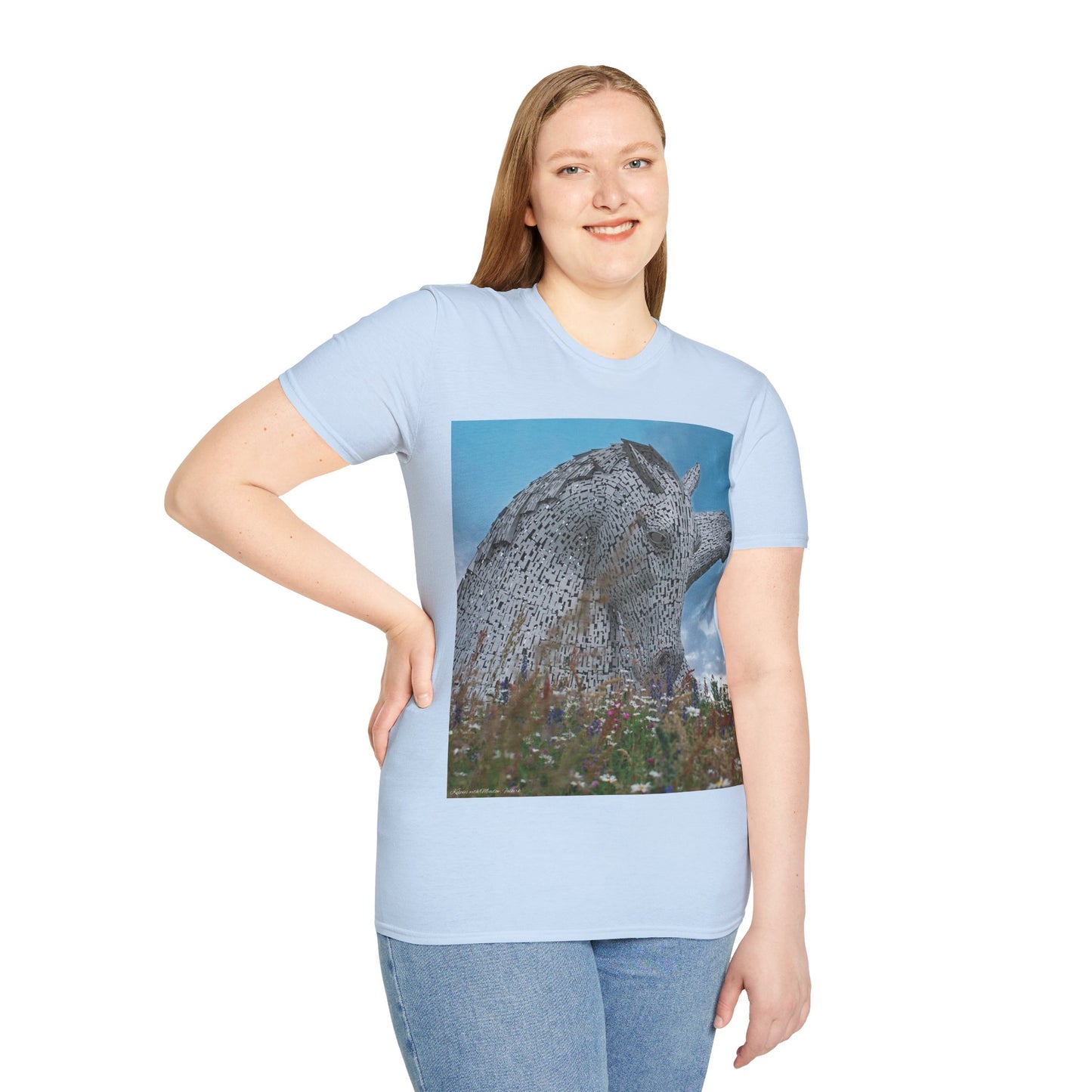 تي شيرت Kelpies with Meadow Photo Softstyle، تي شيرت للجنسين، معالم اسكتلندية، ألوان مختلفة
