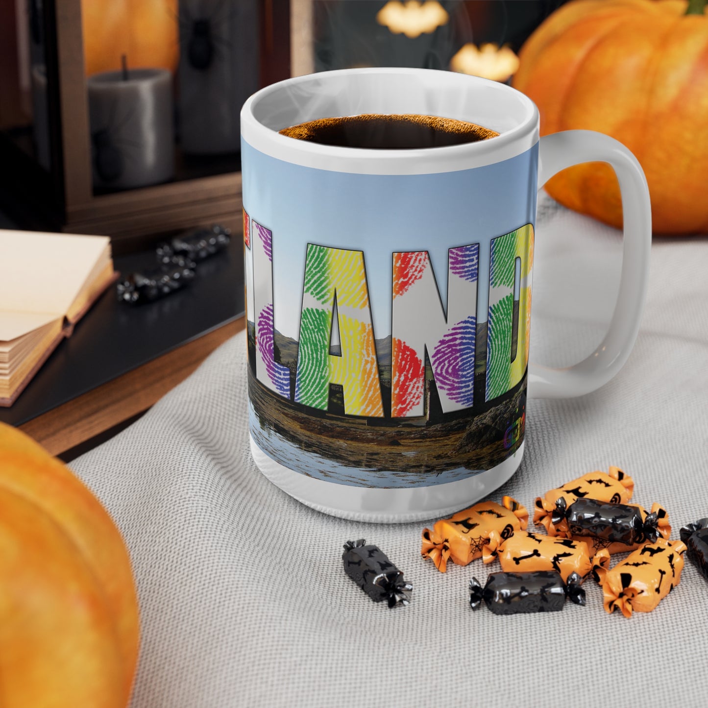 مج صورة اسكتلندا بحروف الكبرياء ببصمة الإصبع، أبيض