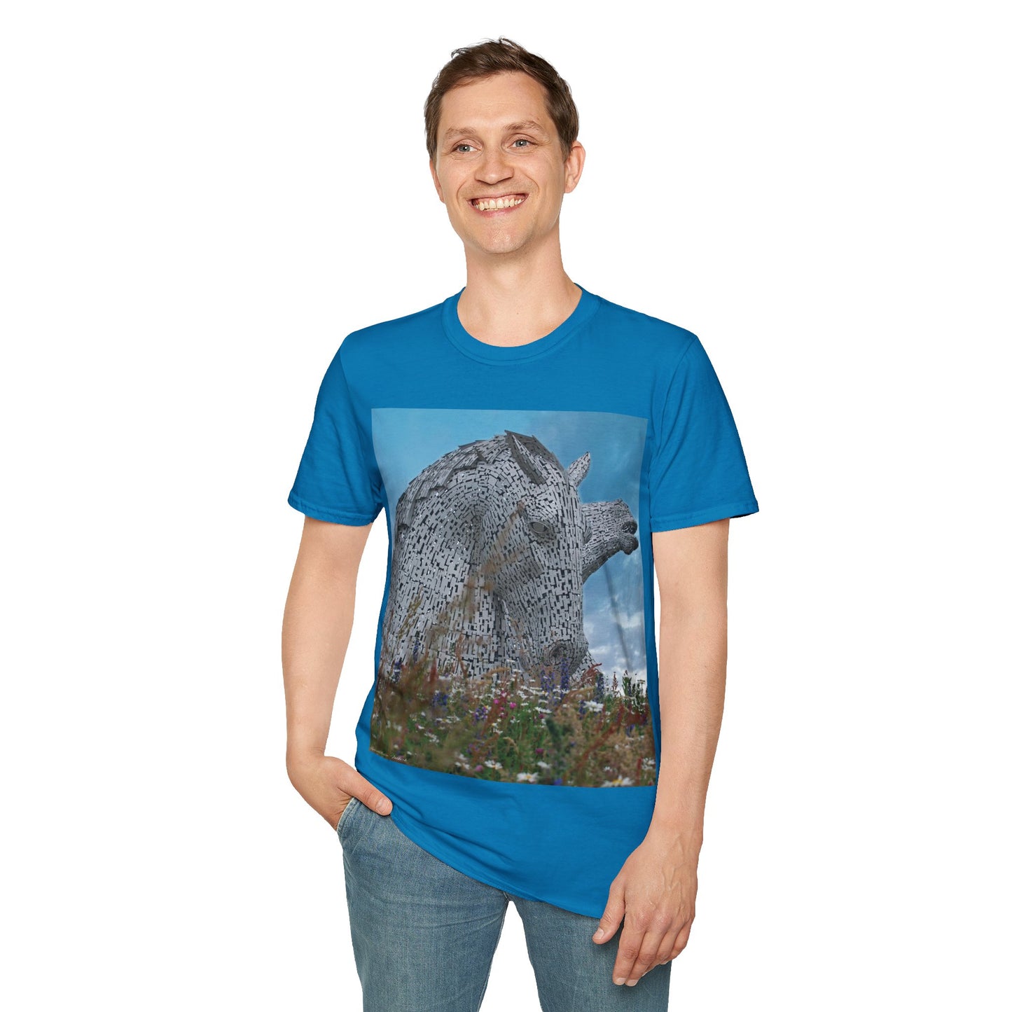 تي شيرت Kelpies with Meadow Photo Softstyle، تي شيرت للجنسين، معالم اسكتلندية، ألوان مختلفة