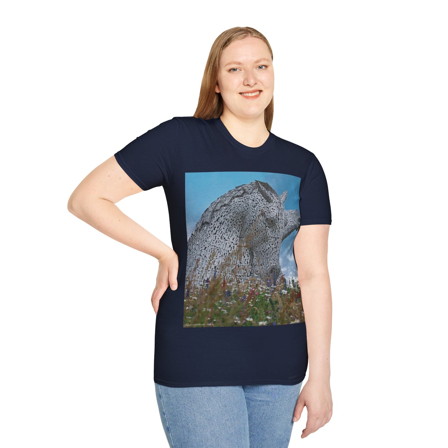 تي شيرت Kelpies with Meadow Photo Softstyle، تي شيرت للجنسين، معالم اسكتلندية، ألوان مختلفة