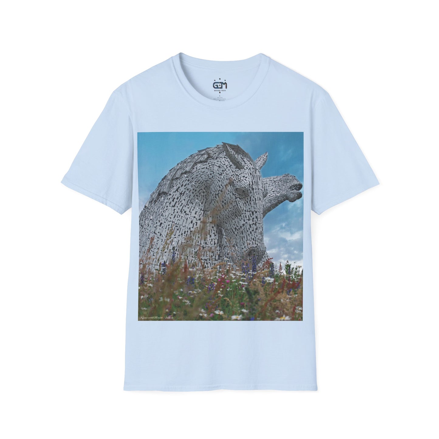 تي شيرت Kelpies with Meadow Photo Softstyle، تي شيرت للجنسين، معالم اسكتلندية، ألوان مختلفة