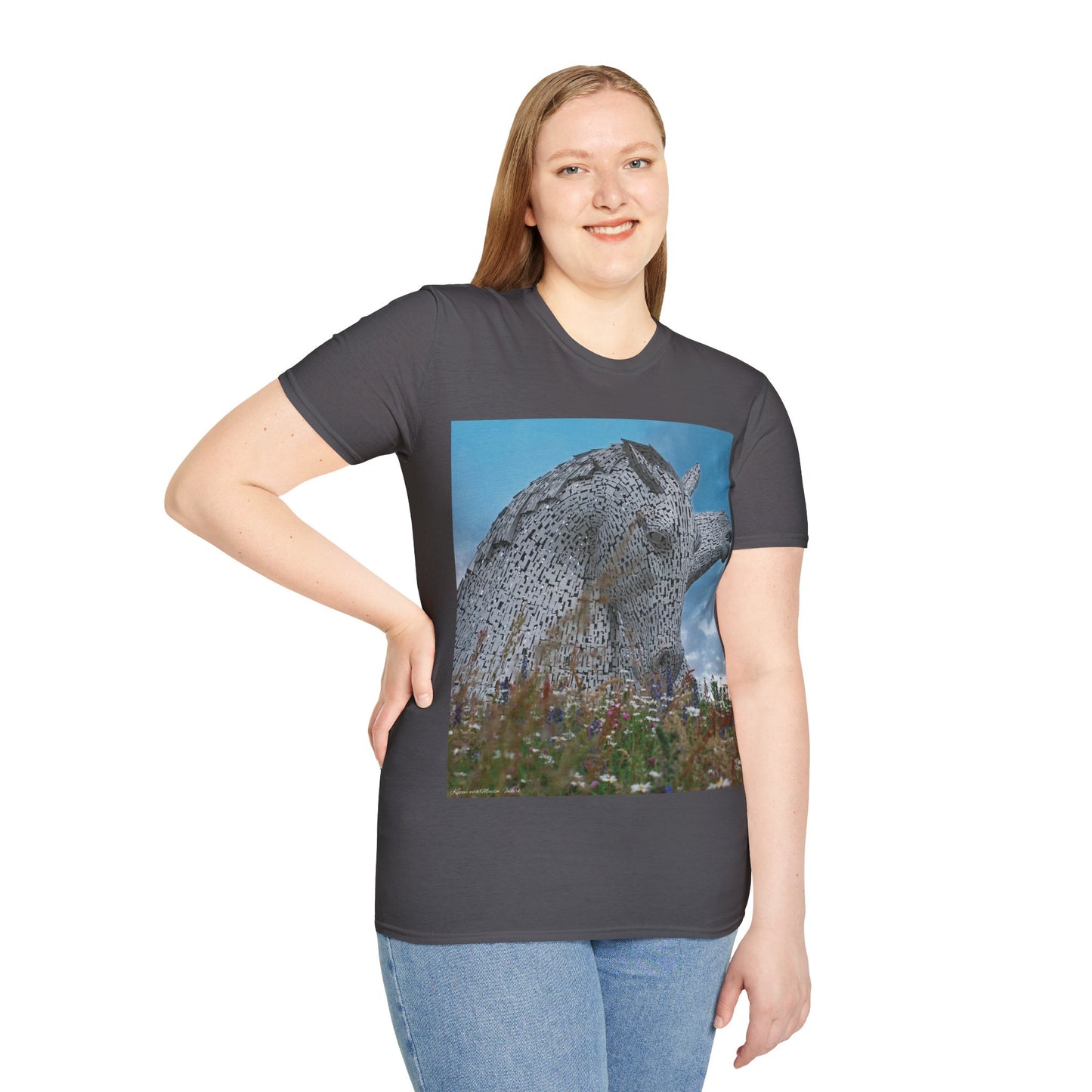 تي شيرت Kelpies with Meadow Photo Softstyle، تي شيرت للجنسين، معالم اسكتلندية، ألوان مختلفة