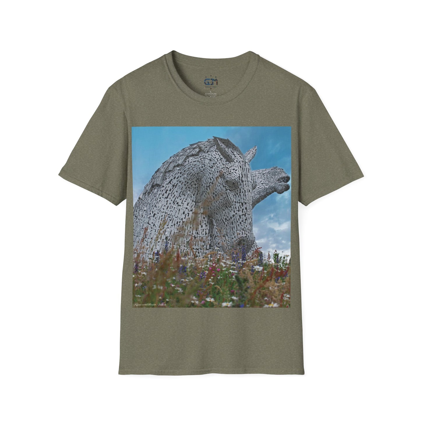 تي شيرت Kelpies with Meadow Photo Softstyle، تي شيرت للجنسين، معالم اسكتلندية، ألوان مختلفة