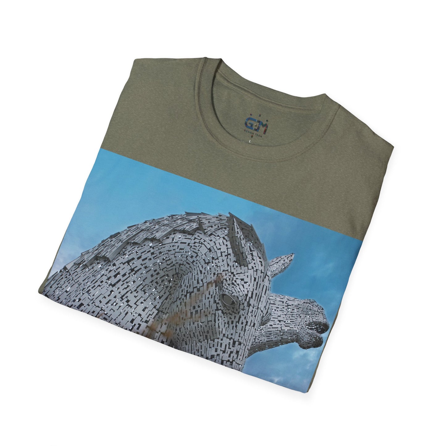تي شيرت Kelpies with Meadow Photo Softstyle، تي شيرت للجنسين، معالم اسكتلندية، ألوان مختلفة