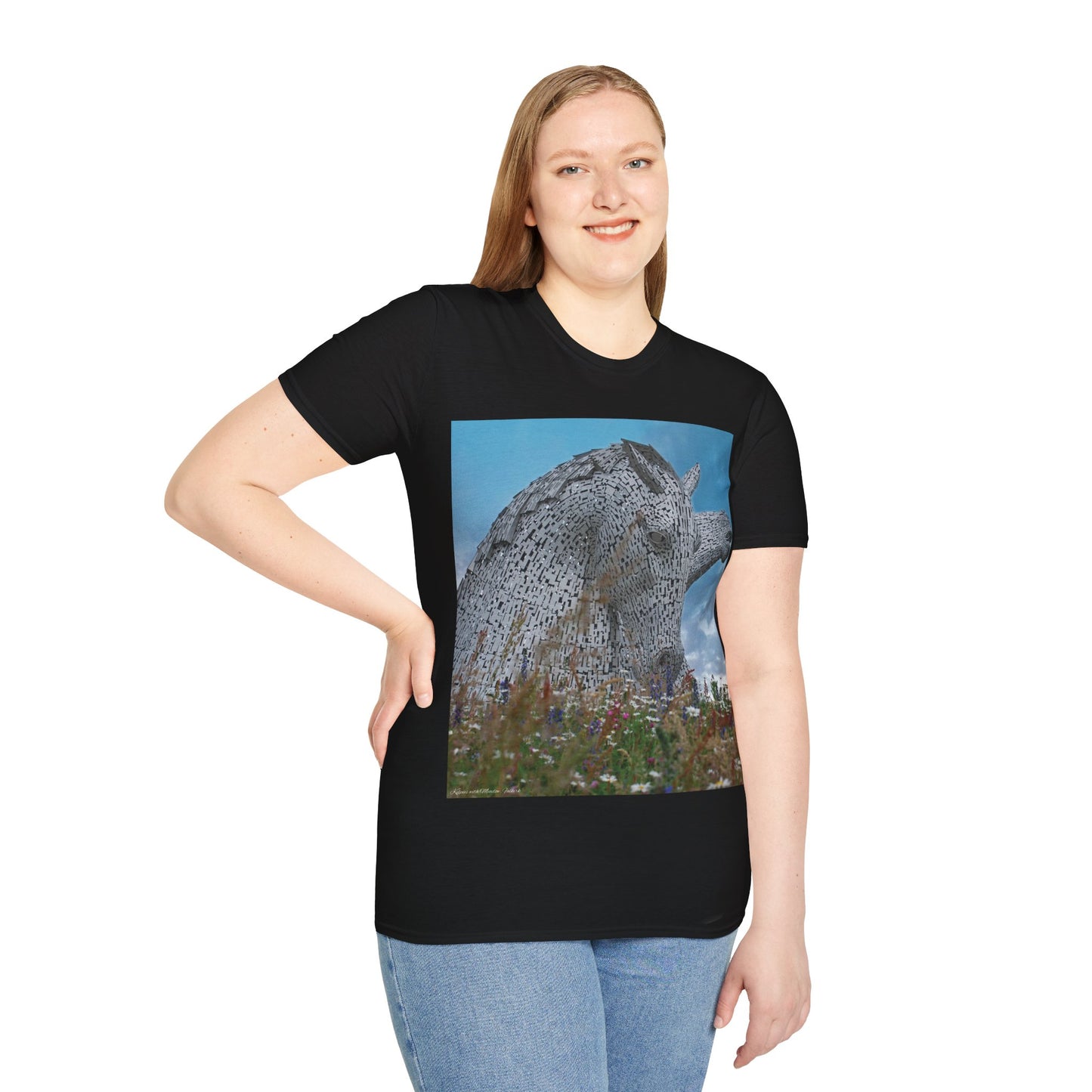 تي شيرت Kelpies with Meadow Photo Softstyle، تي شيرت للجنسين، معالم اسكتلندية، ألوان مختلفة
