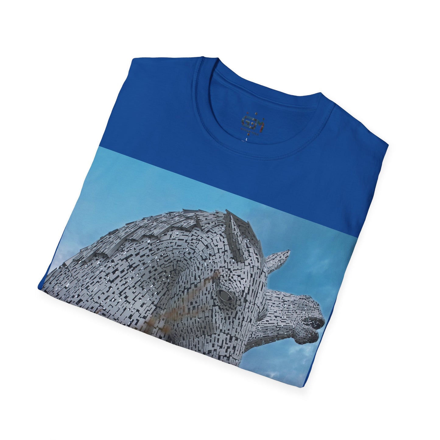 تي شيرت Kelpies with Meadow Photo Softstyle، تي شيرت للجنسين، معالم اسكتلندية، ألوان مختلفة