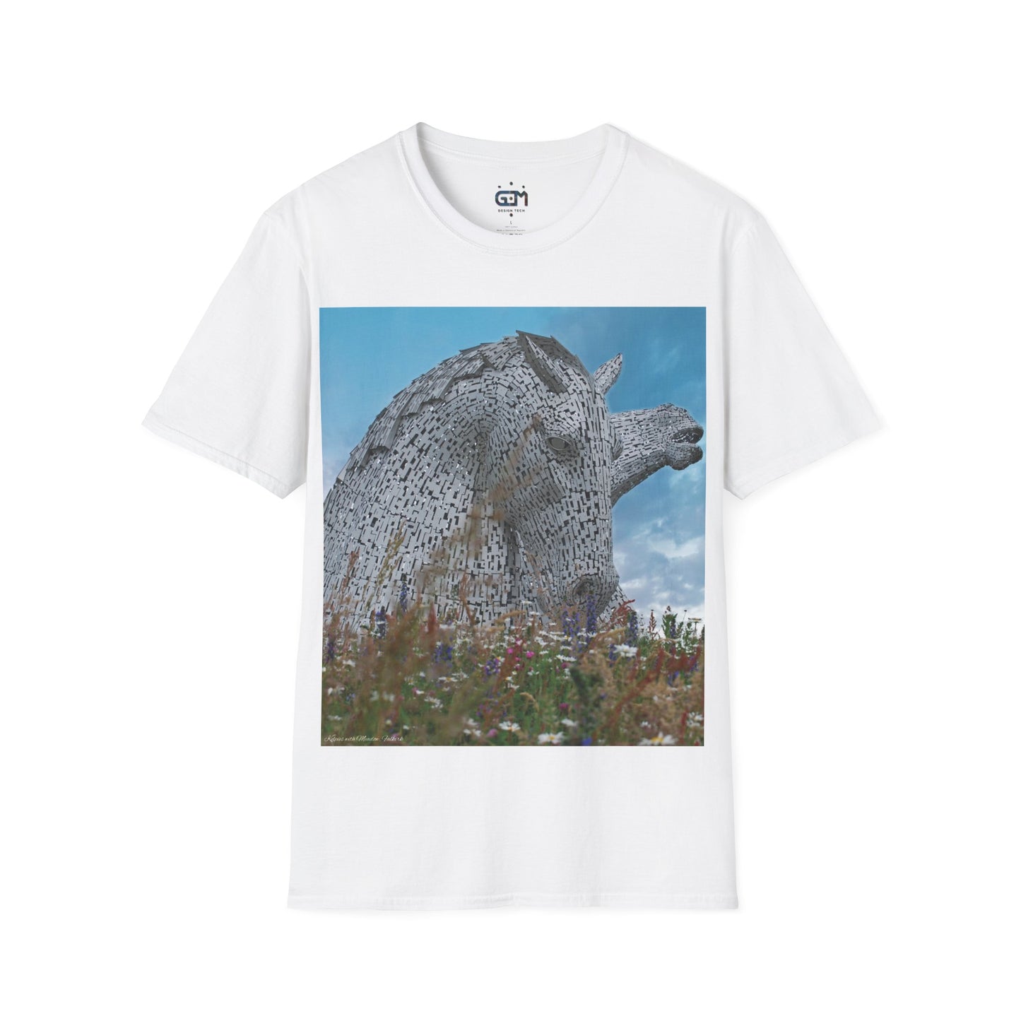 تي شيرت Kelpies with Meadow Photo Softstyle، تي شيرت للجنسين، معالم اسكتلندية، ألوان مختلفة