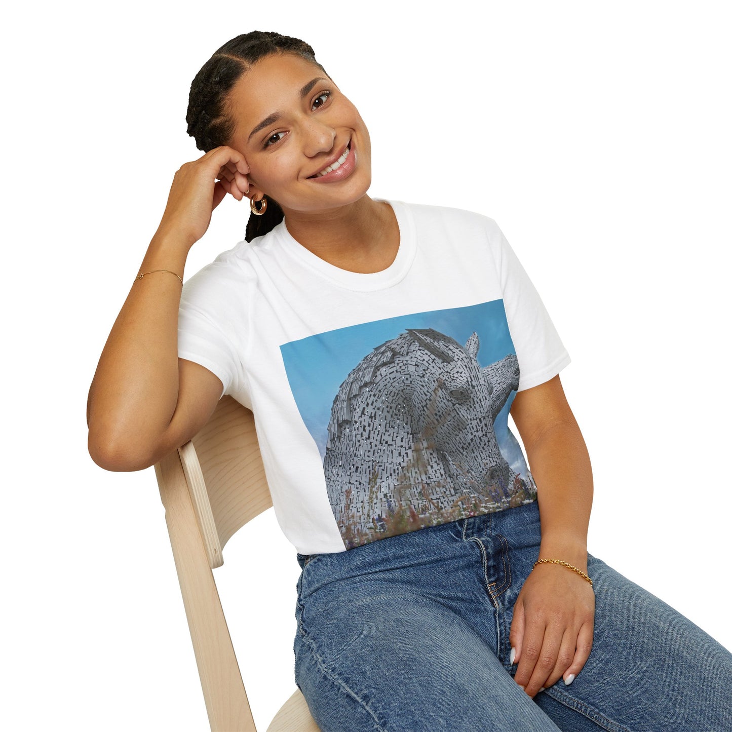 تي شيرت Kelpies with Meadow Photo Softstyle، تي شيرت للجنسين، معالم اسكتلندية، ألوان مختلفة