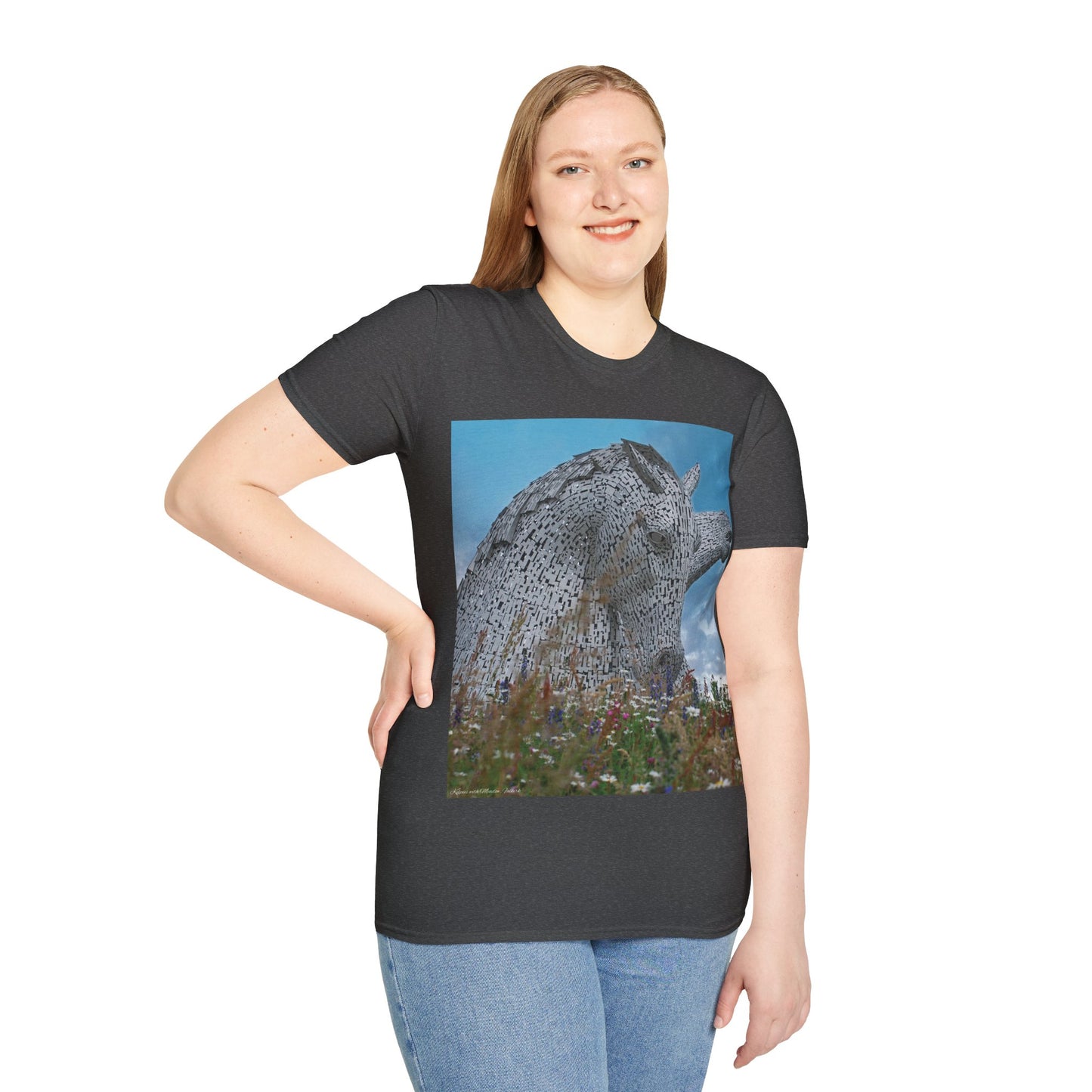 تي شيرت Kelpies with Meadow Photo Softstyle، تي شيرت للجنسين، معالم اسكتلندية، ألوان مختلفة