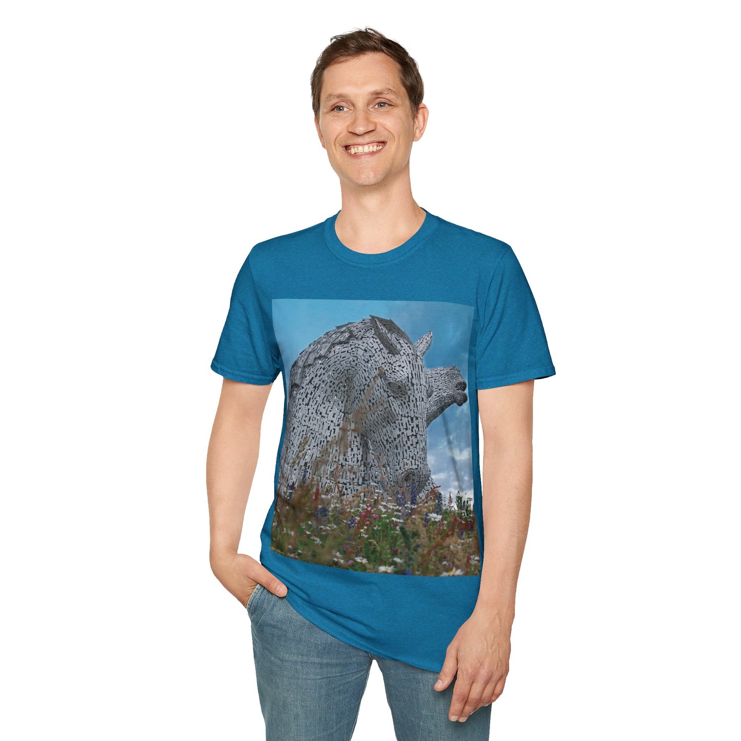 تي شيرت Kelpies with Meadow Photo Softstyle، تي شيرت للجنسين، معالم اسكتلندية، ألوان مختلفة