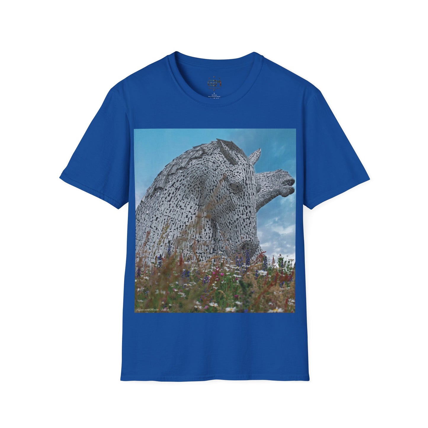 تي شيرت Kelpies with Meadow Photo Softstyle، تي شيرت للجنسين، معالم اسكتلندية، ألوان مختلفة