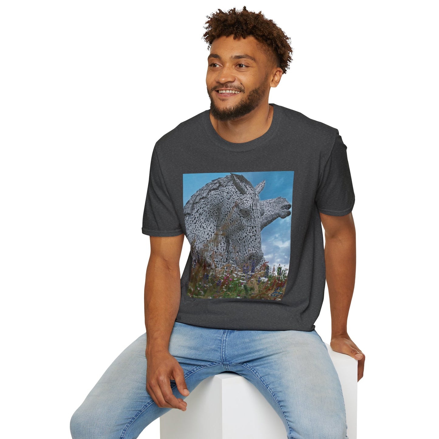 Kelpies écossais avec Meadow Photo Softstyle T-shirt unisexe, Tee-shirt écossais