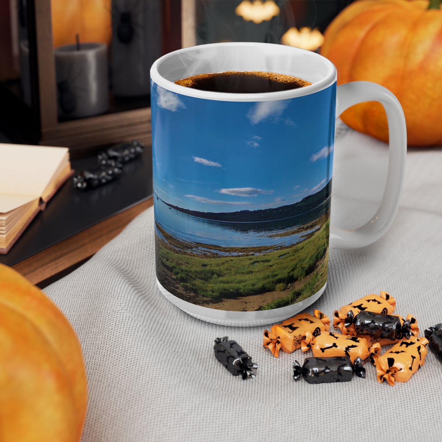 كوب صور جزيرة مقدسة من أران، باللون الأبيض