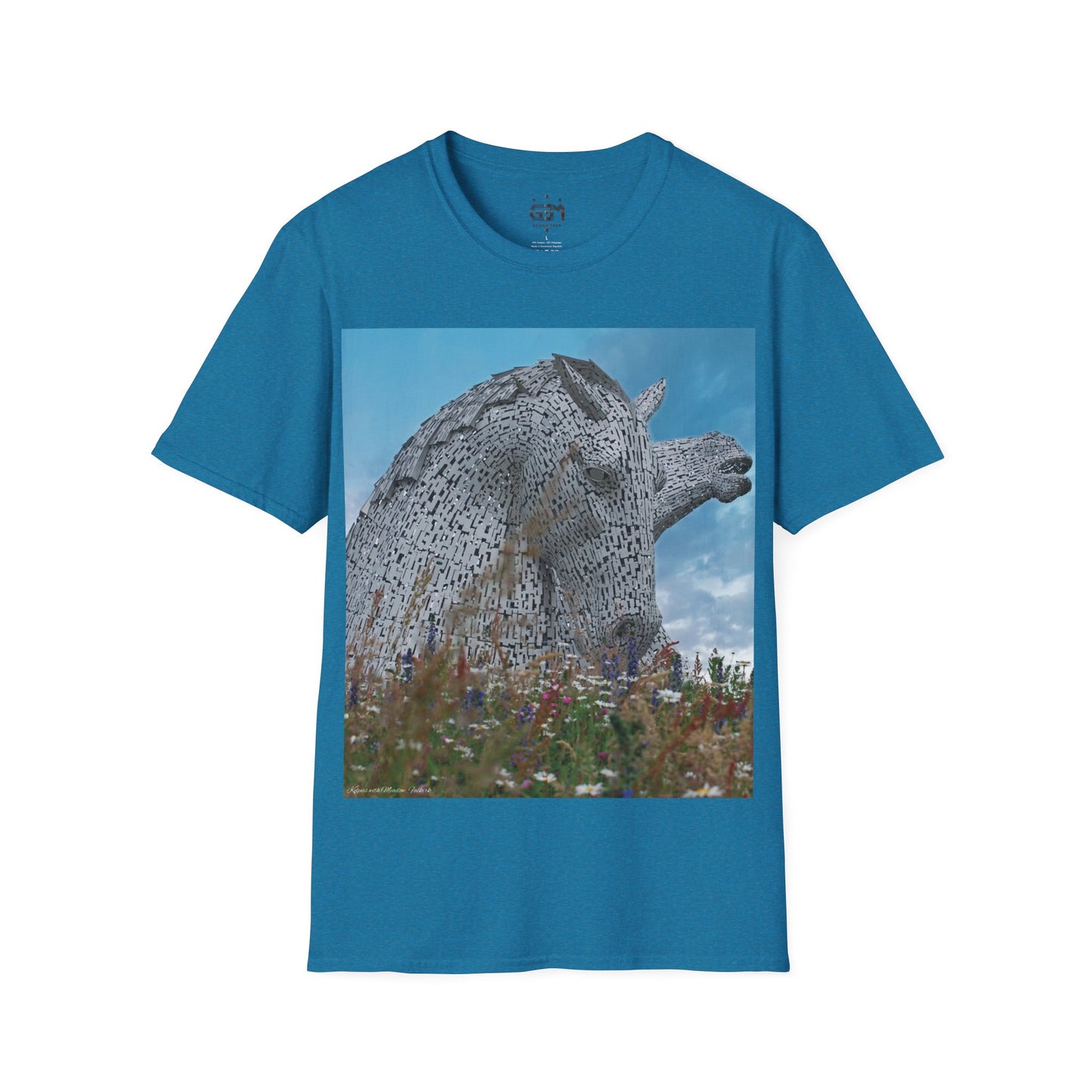 تي شيرت Kelpies with Meadow Photo Softstyle، تي شيرت للجنسين، معالم اسكتلندية، ألوان مختلفة