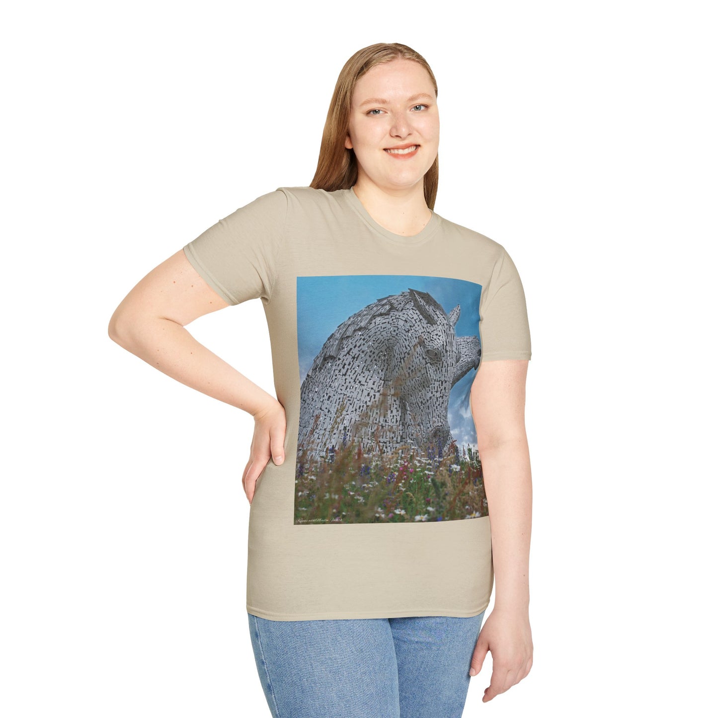 تي شيرت Kelpies with Meadow Photo Softstyle، تي شيرت للجنسين، معالم اسكتلندية، ألوان مختلفة