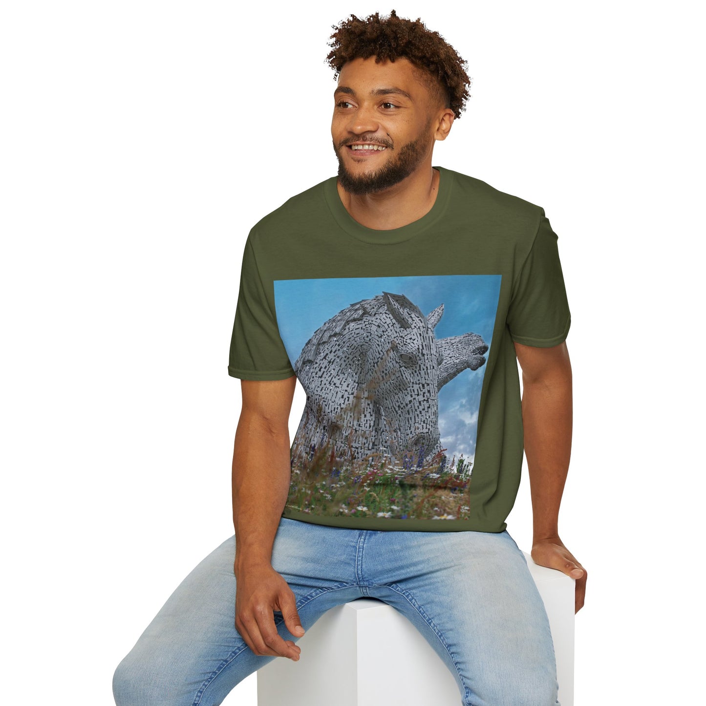 تي شيرت Kelpies with Meadow Photo Softstyle، تي شيرت للجنسين، معالم اسكتلندية، ألوان مختلفة