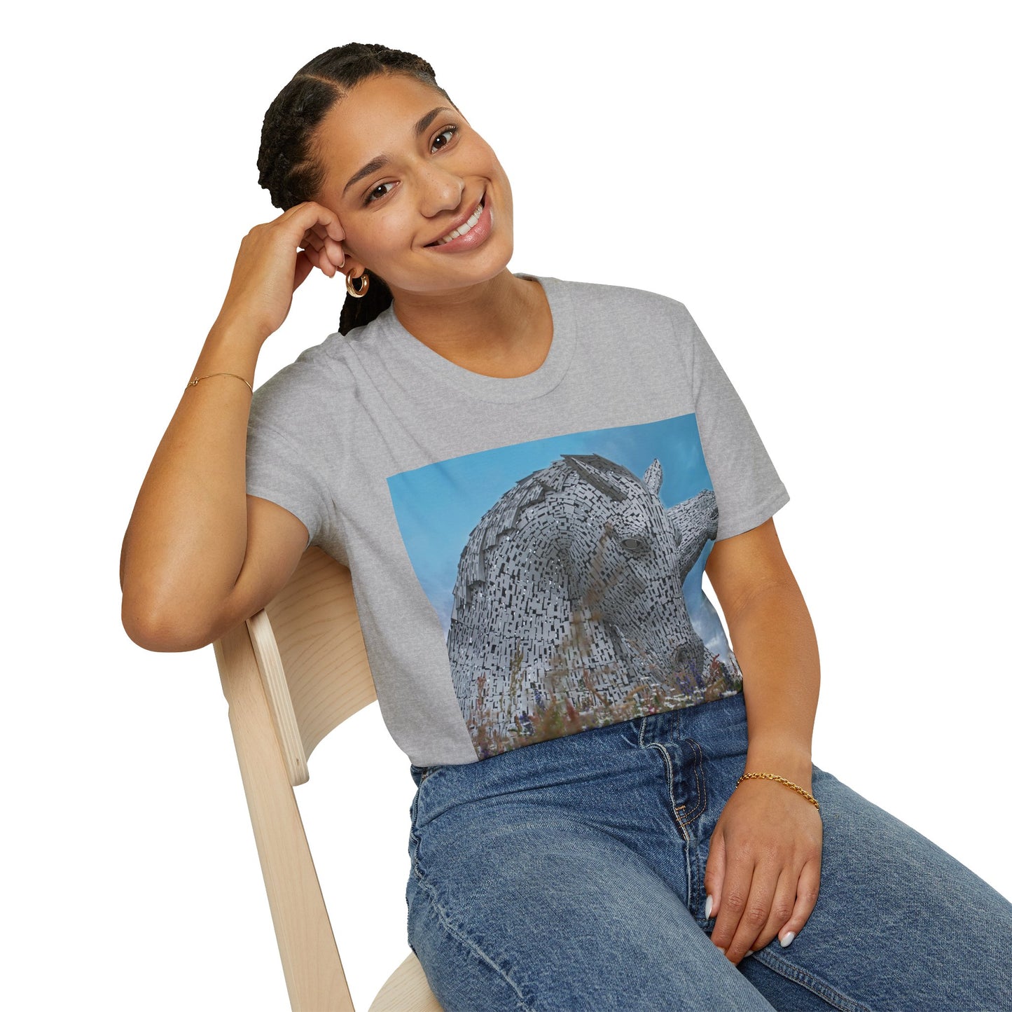 تي شيرت Kelpies with Meadow Photo Softstyle، تي شيرت للجنسين، معالم اسكتلندية، ألوان مختلفة