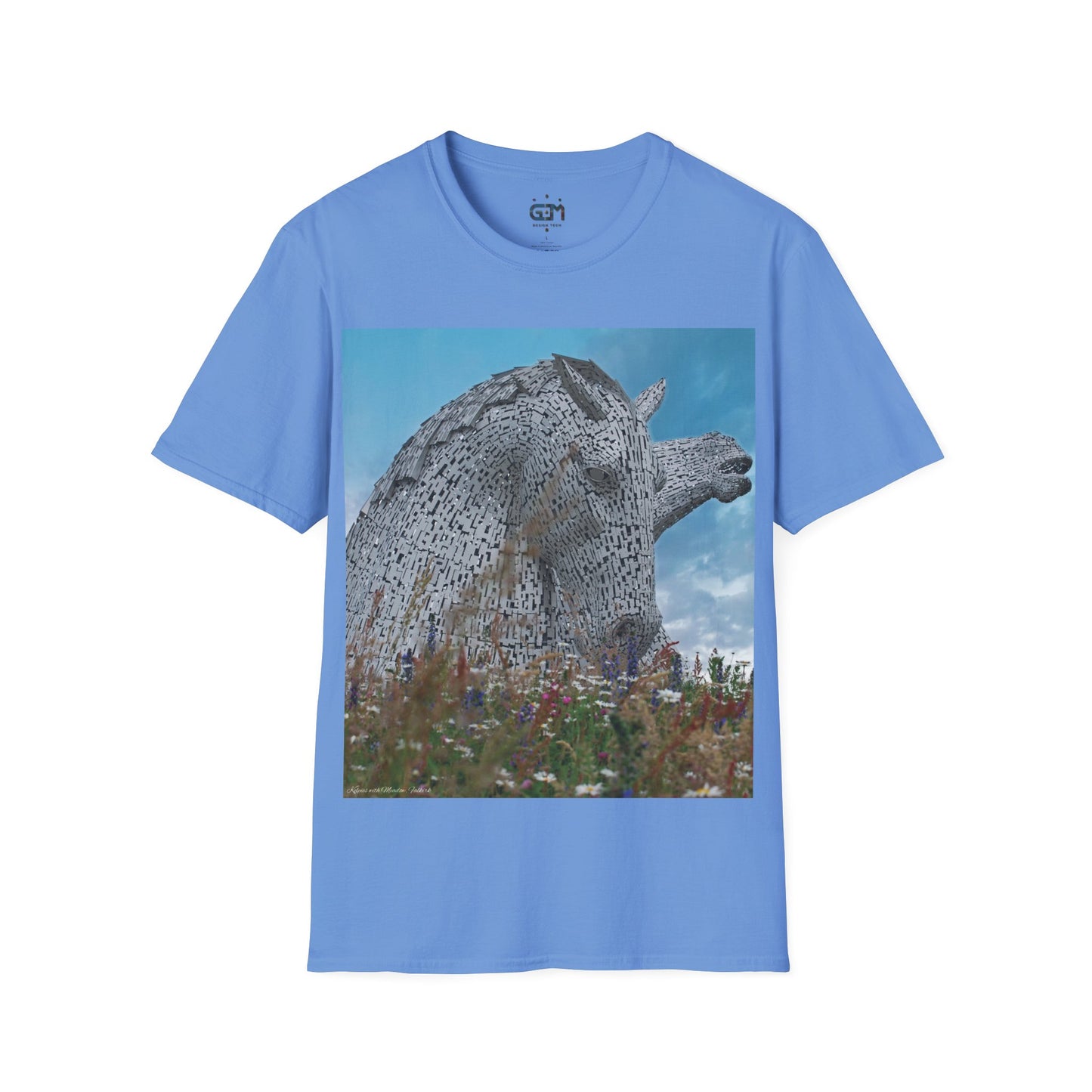 تي شيرت Kelpies with Meadow Photo Softstyle، تي شيرت للجنسين، معالم اسكتلندية، ألوان مختلفة