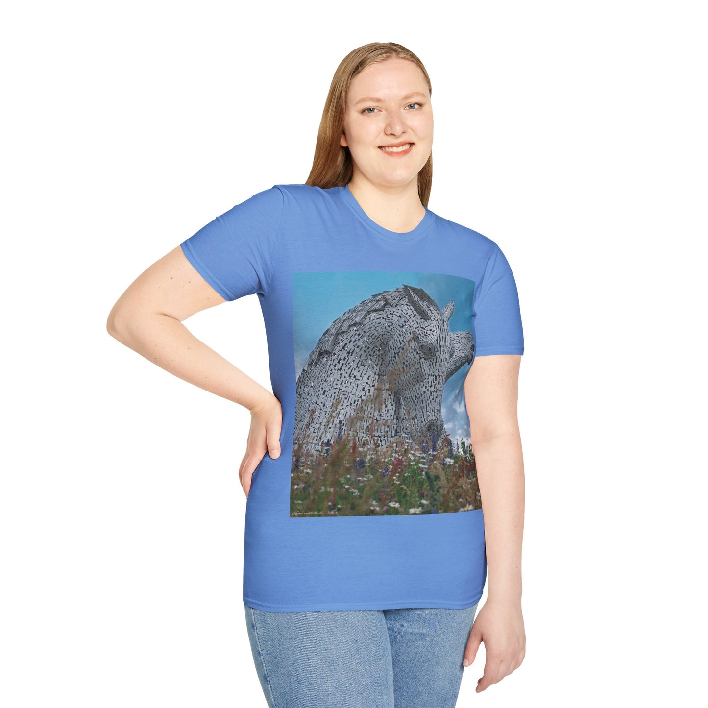 تي شيرت Kelpies with Meadow Photo Softstyle، تي شيرت للجنسين، معالم اسكتلندية، ألوان مختلفة