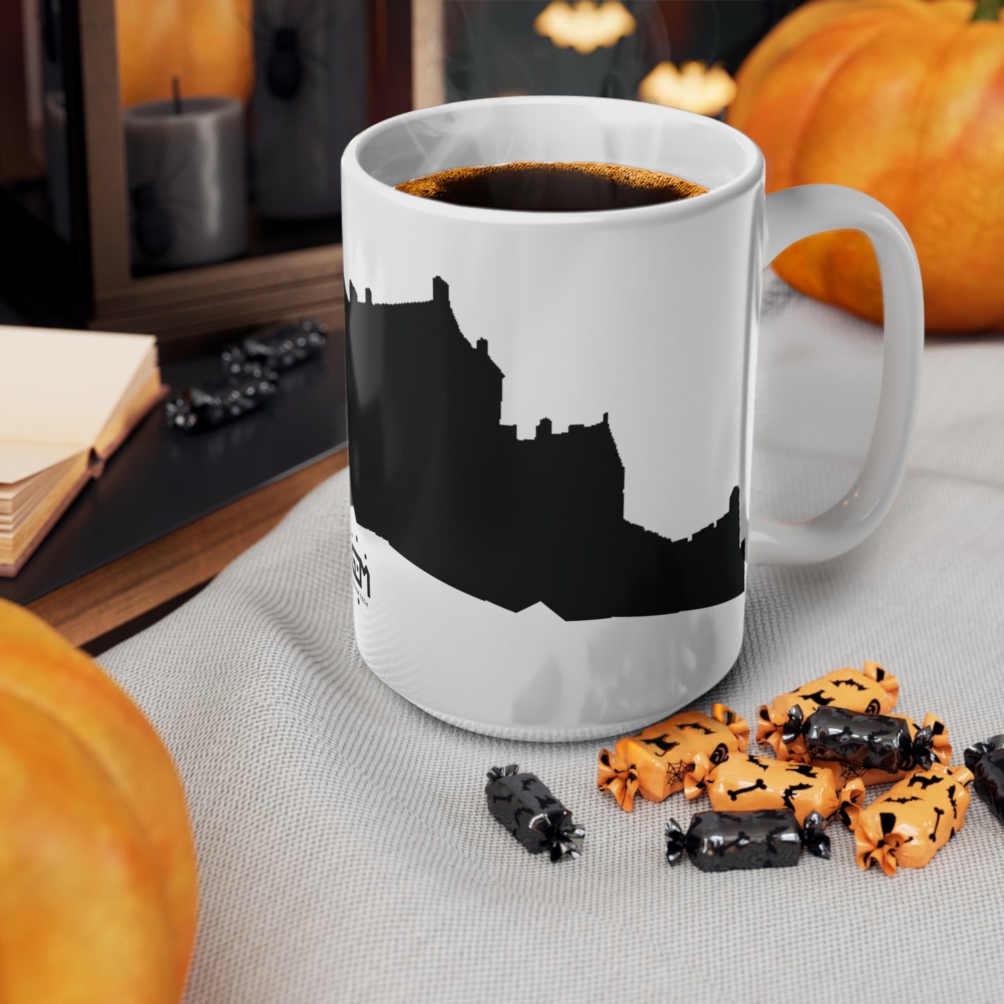 كوب فني بتصميم قلعة إدنبرة، باللون الأبيض