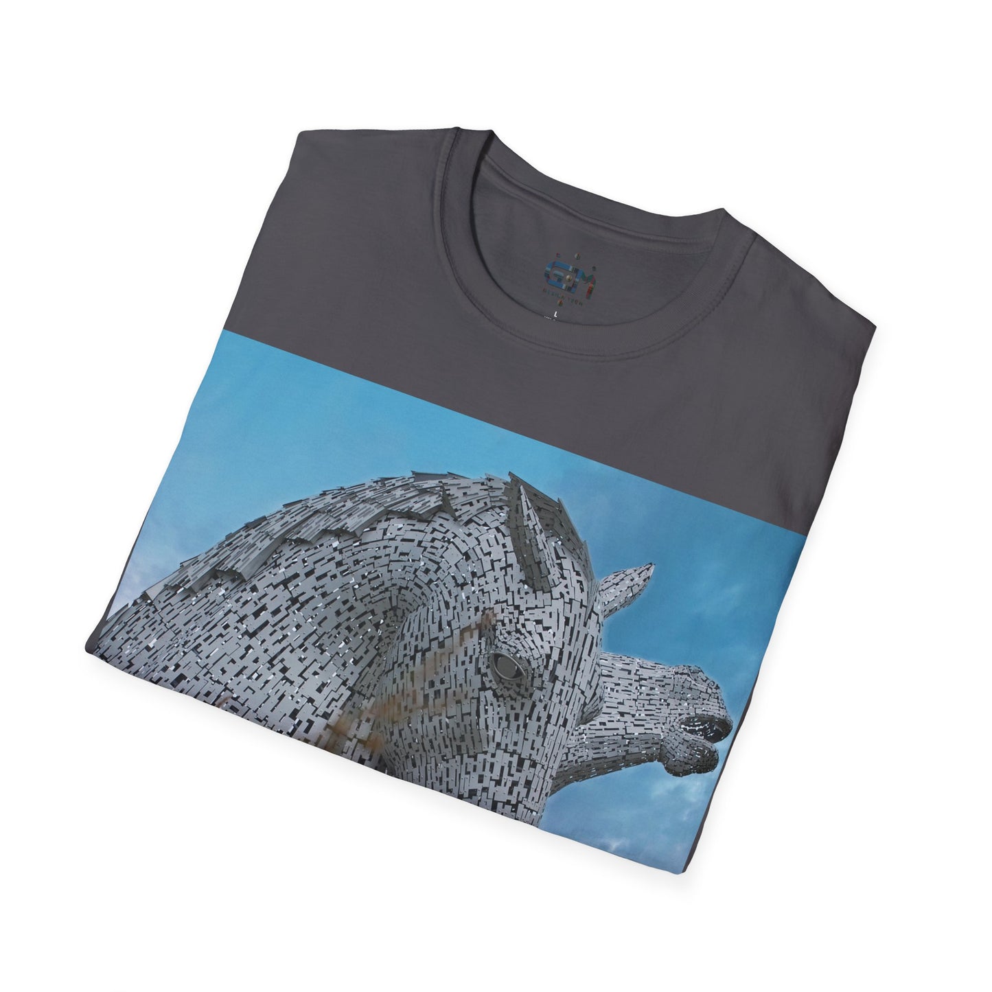 تي شيرت Kelpies with Meadow Photo Softstyle، تي شيرت للجنسين، معالم اسكتلندية، ألوان مختلفة